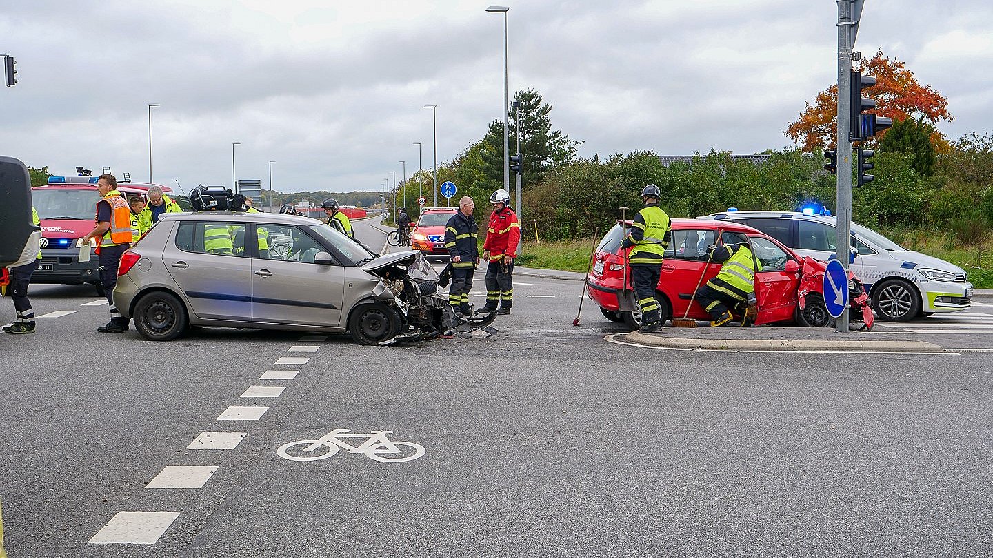 To Biler K Rt Sammen Fire Personer Er Kommet Til Skade Tv Stjylland