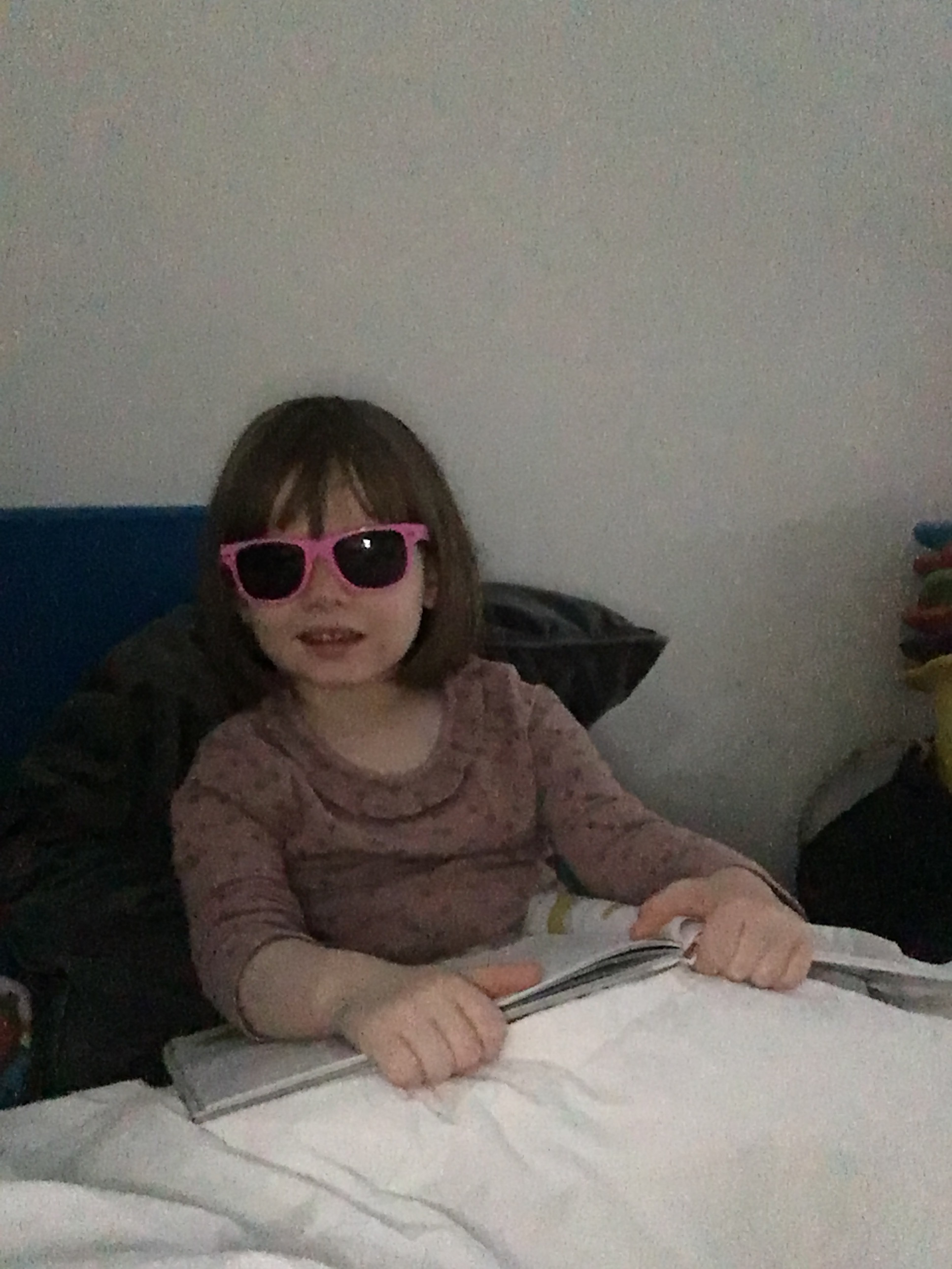 stabil kollision kontakt Femårige Clara lever i mørke med solbriller på | TV2 Østjylland