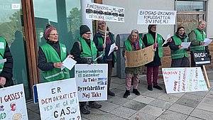 Bedsteforældre demonstrerer mod biogasanlæg