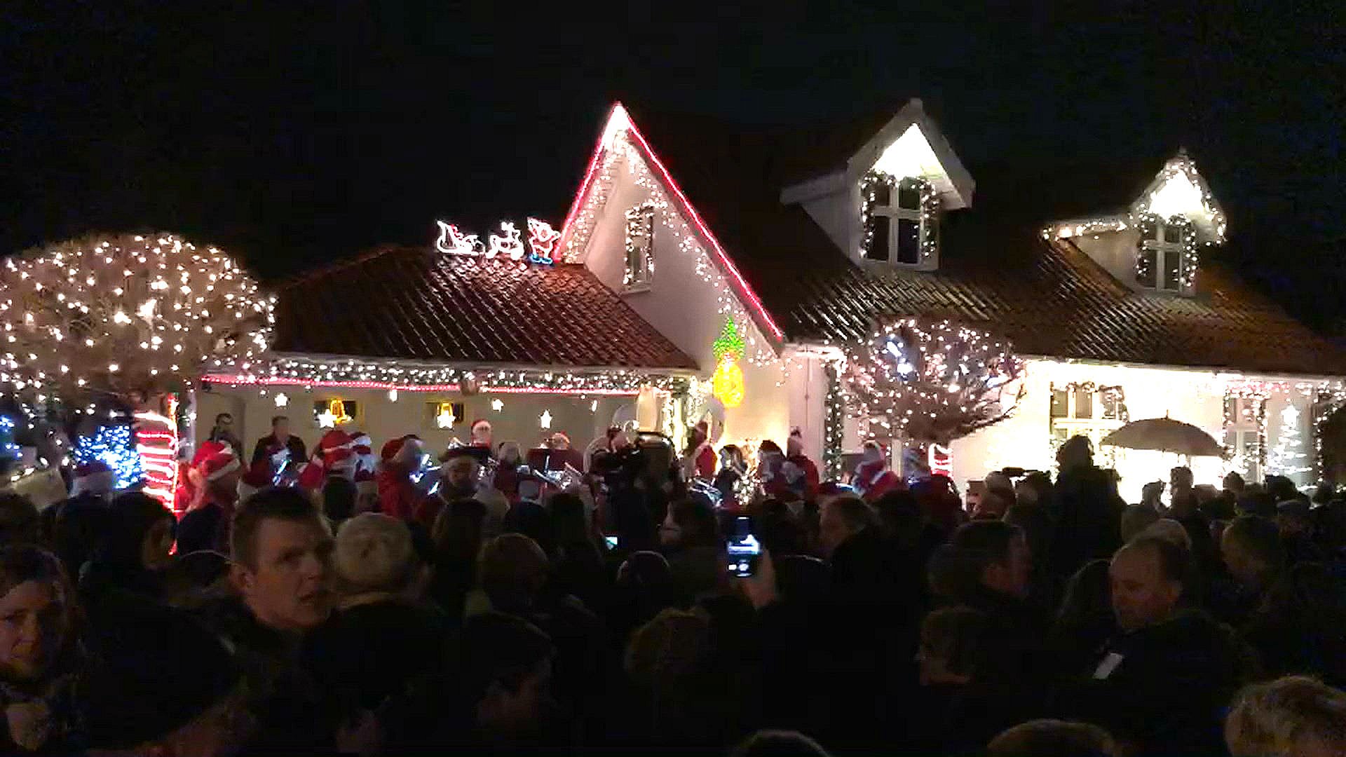 aften tændes lysene i Danmarks mest julede gade | TV2 Østjylland