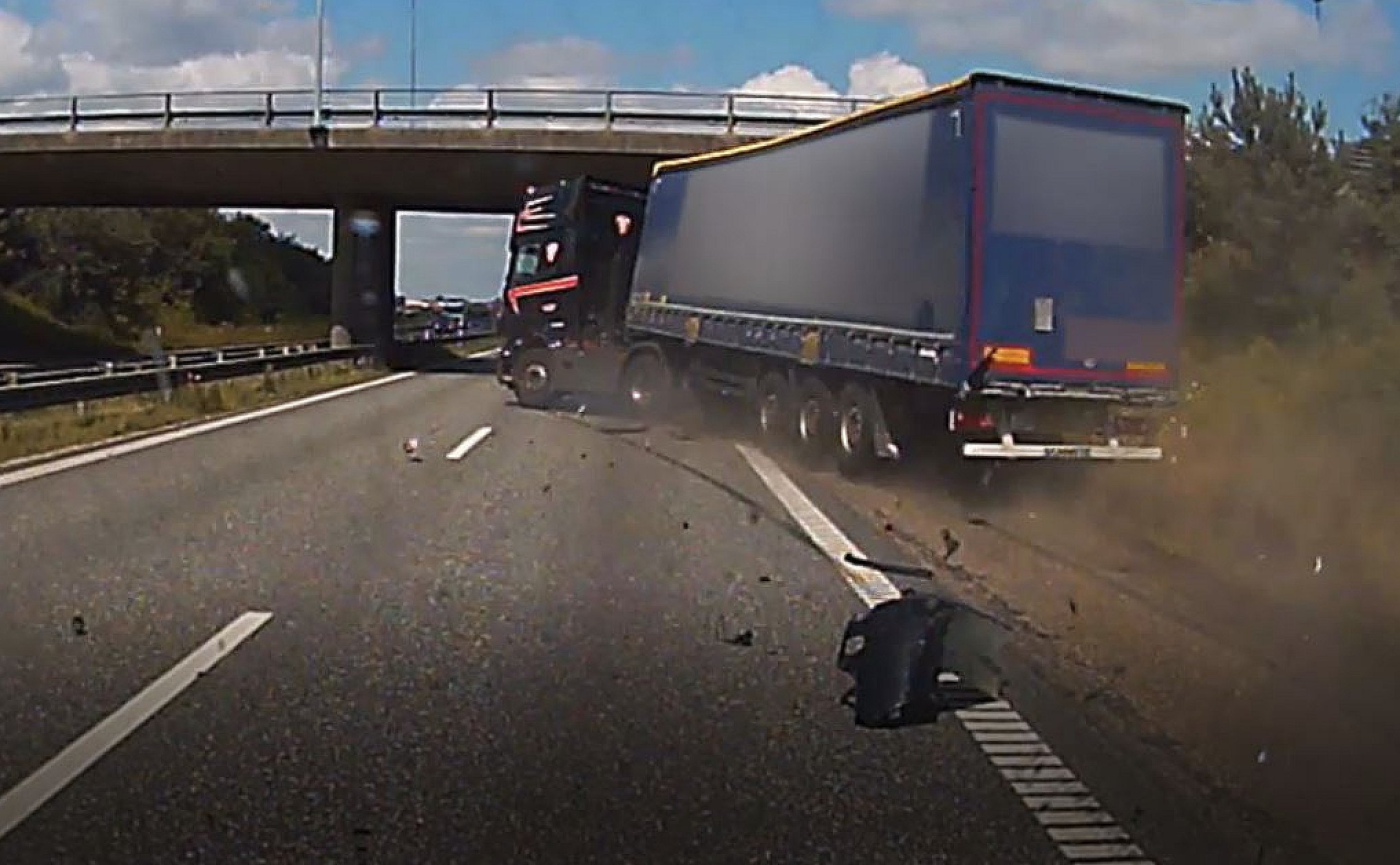 Offentliggør video: lastbilchauffør ind i bro | TV2