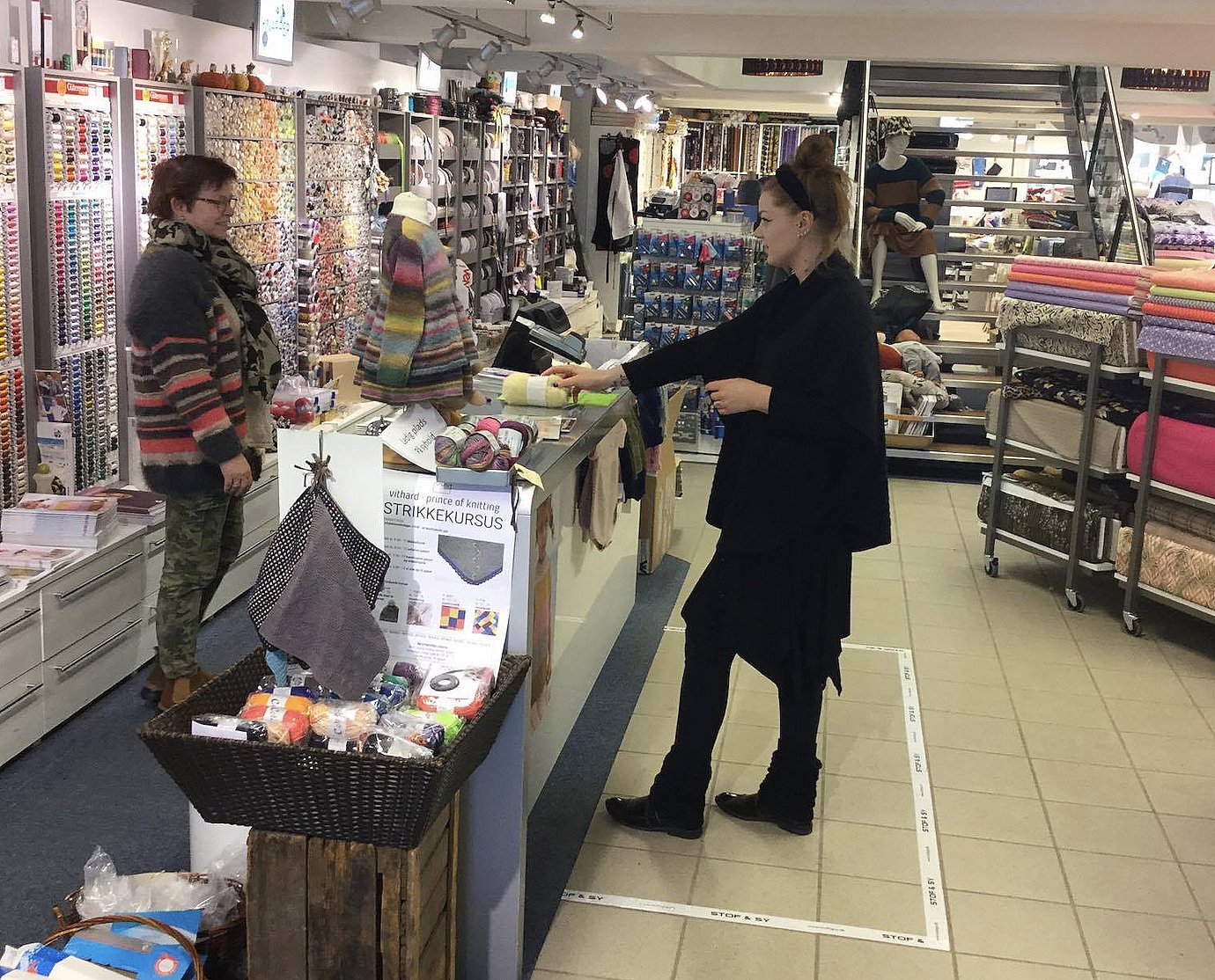 Stof- og garnbutikker Østjyderne strikker krisen på afstand | Østjylland