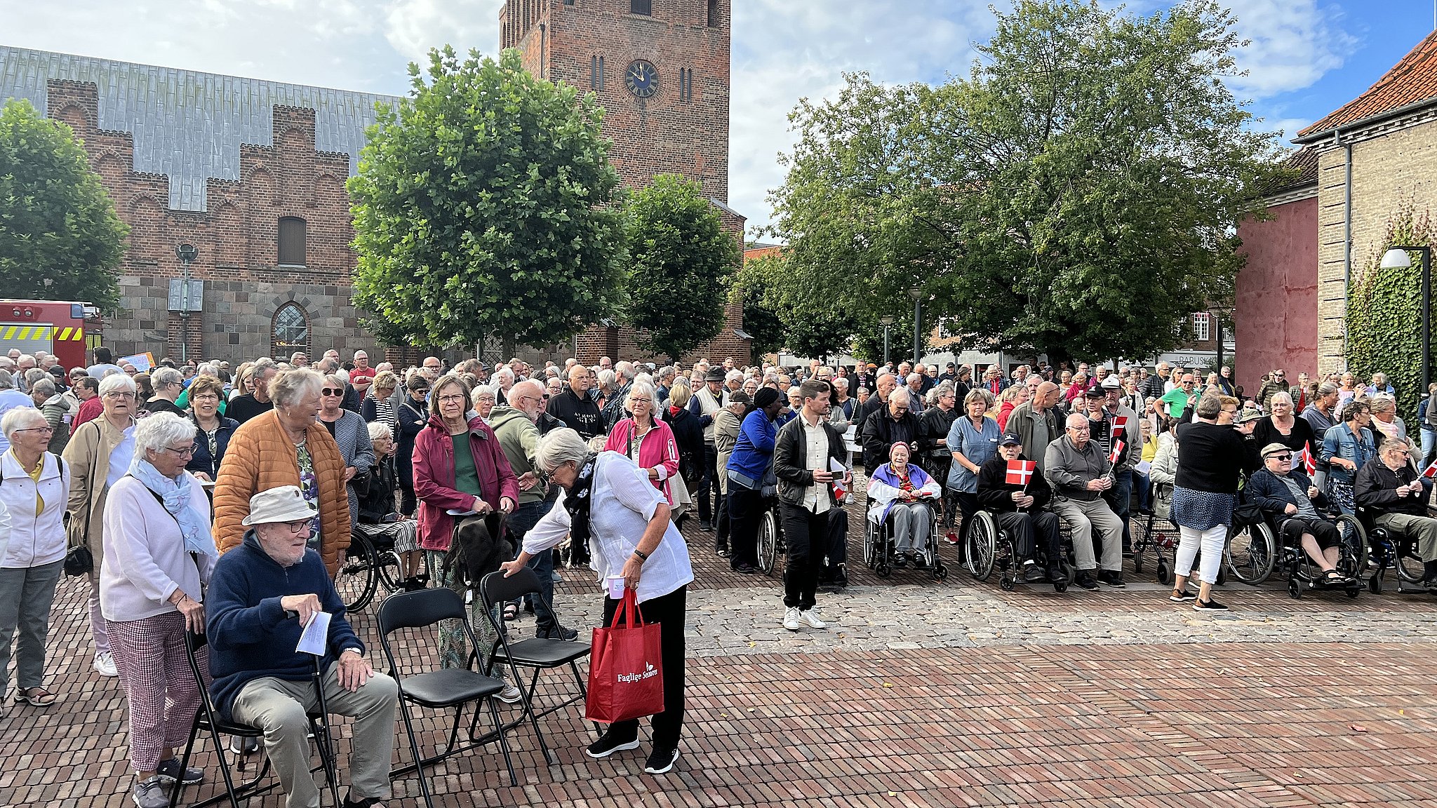 Demonstranter På Gaden I Kamp For Tryghed, Liv Og Helbred | TV2 Østjylland