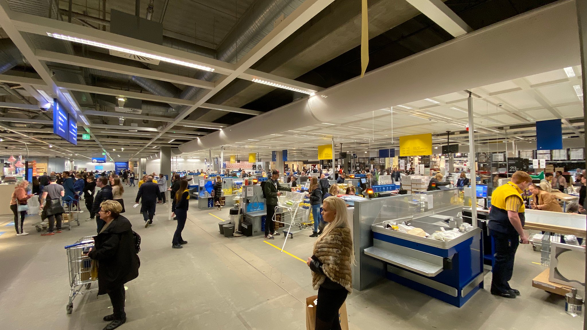 Østjyder valfarter til genåbnet Ikea: - Folk gode at holde afstand | TV2 Østjylland