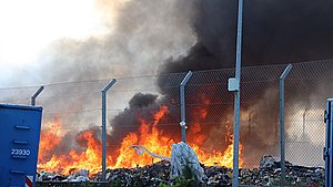 Heftig brand på genbrugsplads