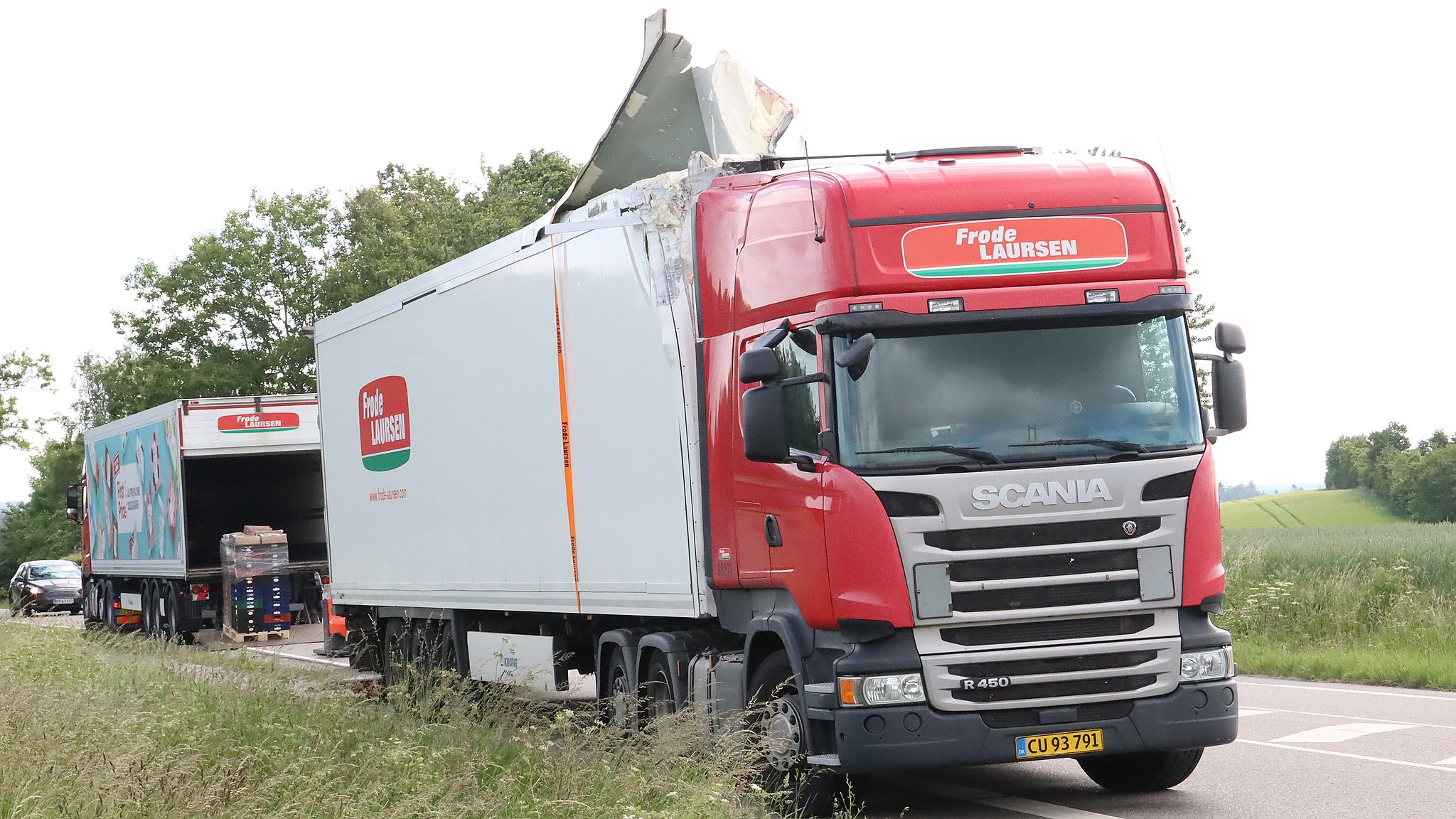 Lastbil banker ind bro - skrællet op i | TV2 Østjylland
