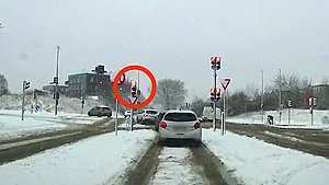 VIDEO: Fire biler kører over for rødt - kunne intet gøre