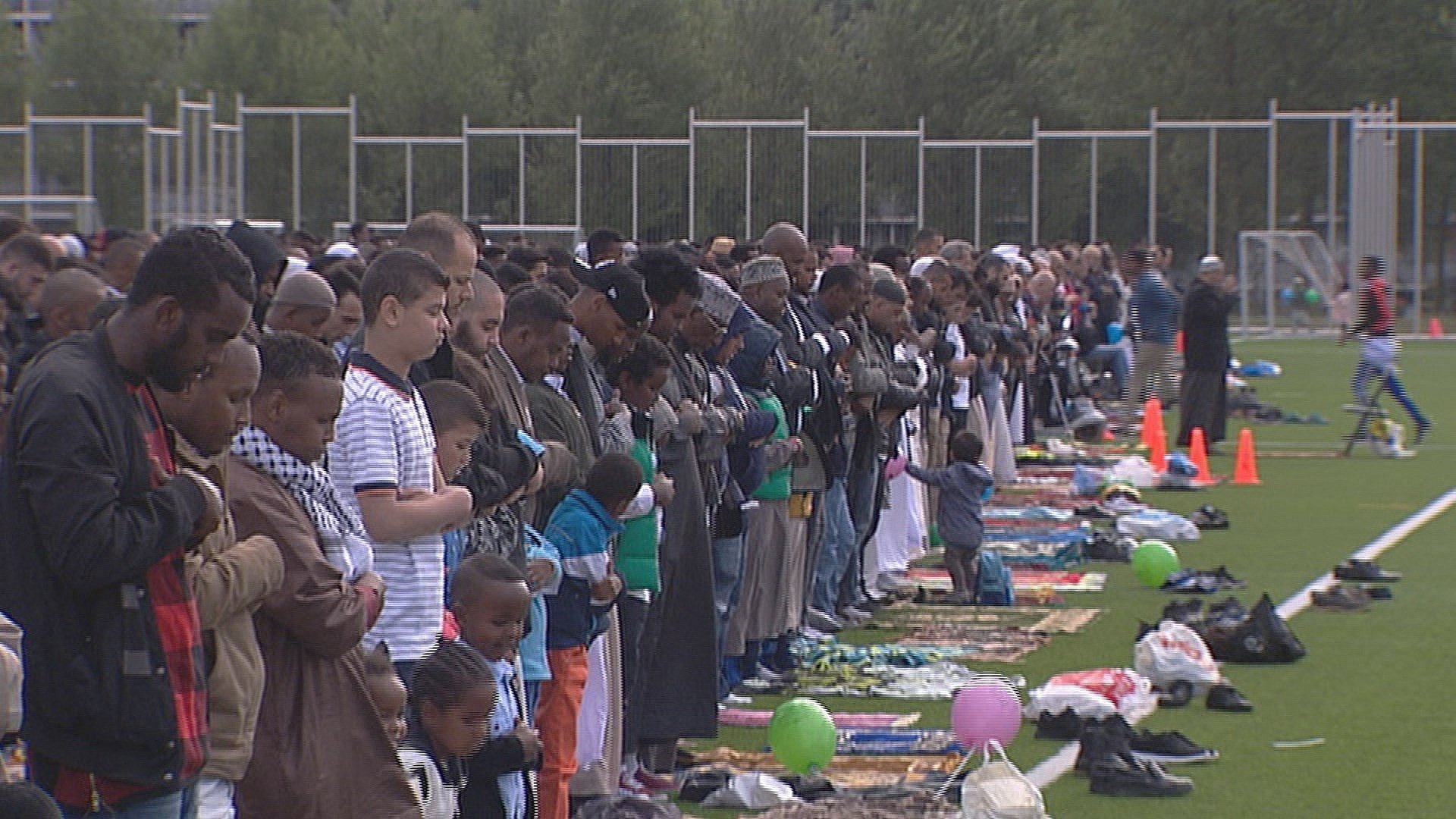 Hundredevis samlet til Eid-bøn Gellerup TV2 ØSTJYLLAND