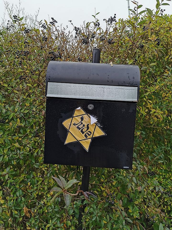 Familie fandt jødestjerne på deres postkasse: - Det rammer rigtig hårdt dag | TV2 Østjylland