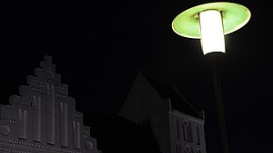 Besparelser rulles tilbage - gadelamperne lyser