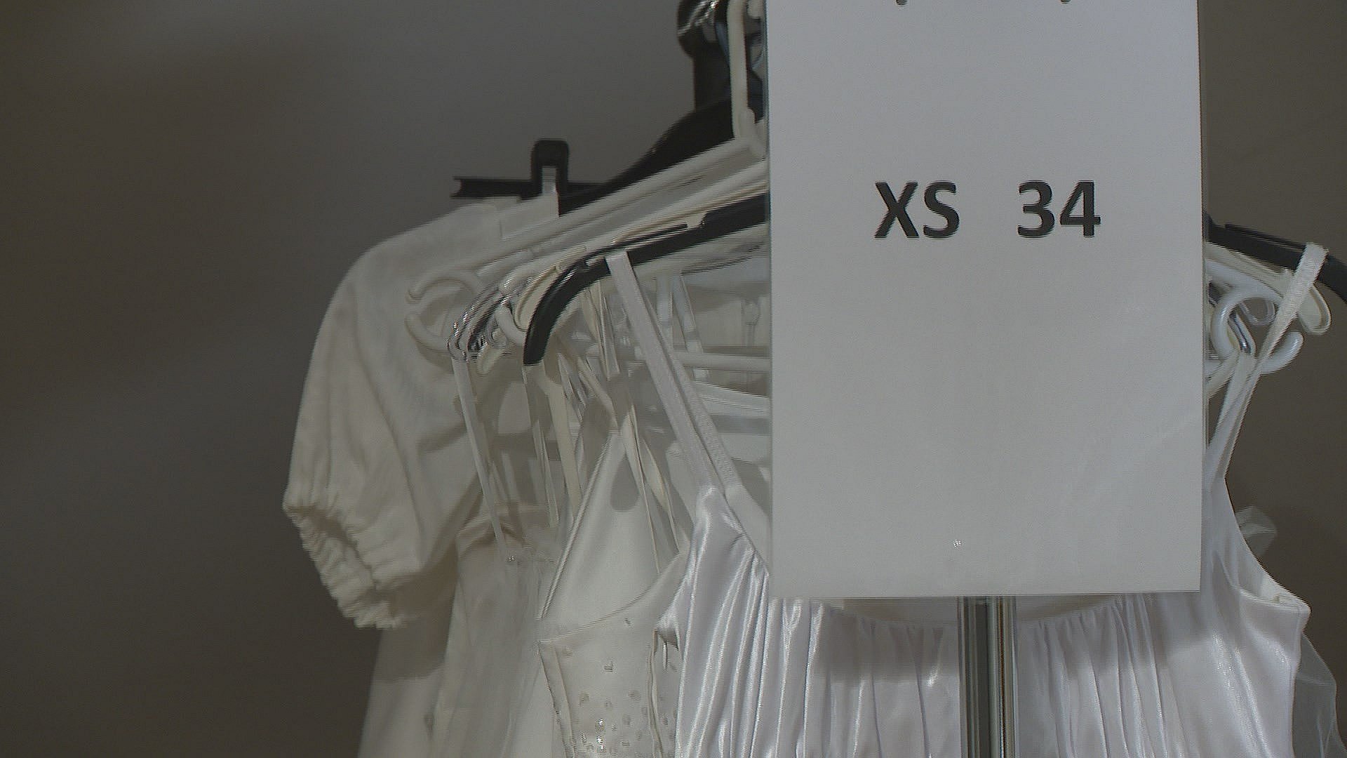 Spar konfirmationen: Flere kirker giver brugt tøj væk | TV2