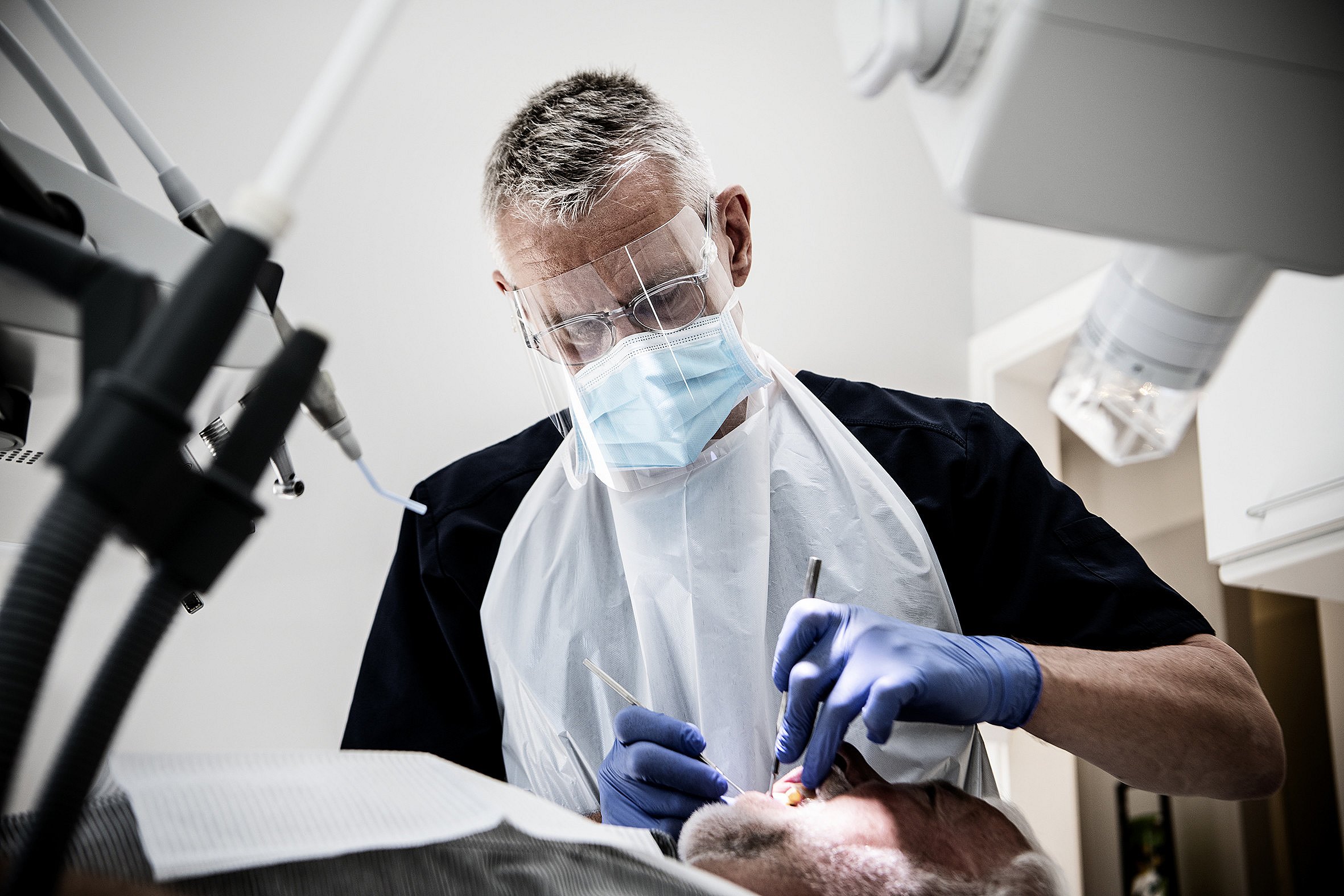 Tandlæger får påbud for at med coronabeskyttelse | TV2 Østjylland
