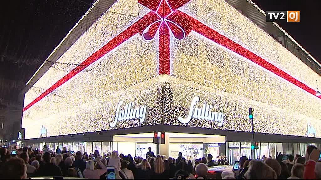 VIDEO: Her tændes Sallings nye julelys 500.000 pærer | TV2 ØSTJYLLAND