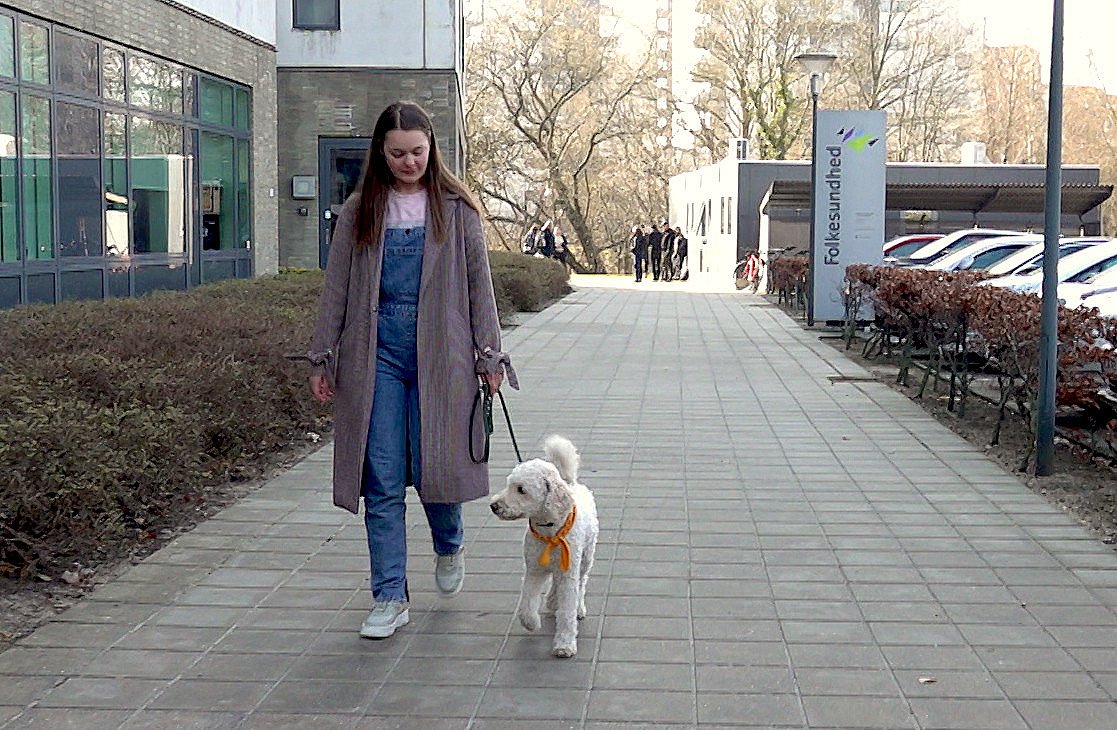 dyr porter miljøforkæmper 22-årige Emma besøger plejehjem hver lørdag med hunden Eddie | TV2  Østjylland
