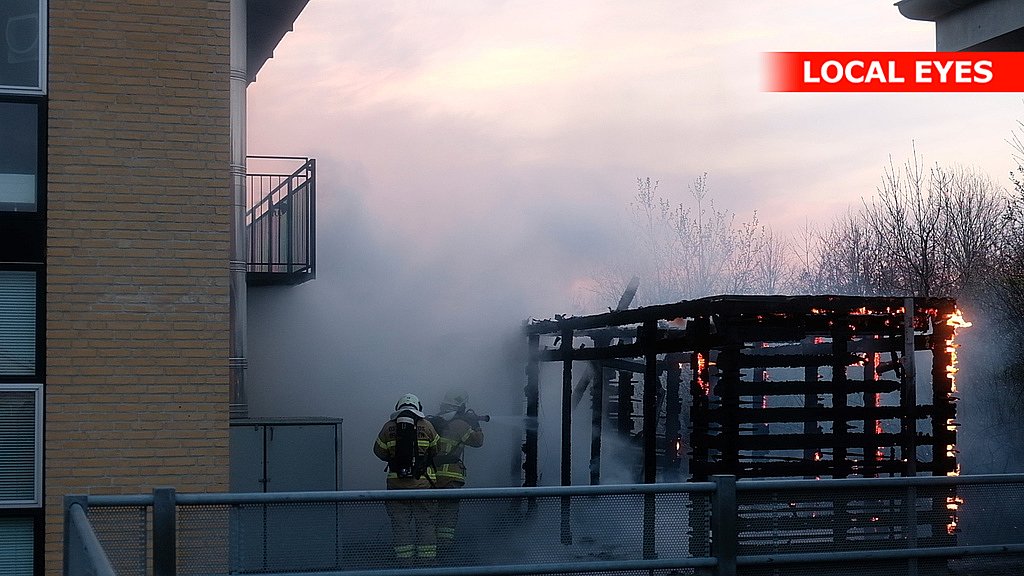 Voldsom Brand I Skur Sprængte Ruderne I Bofællesskab Tv2 Østjylland 