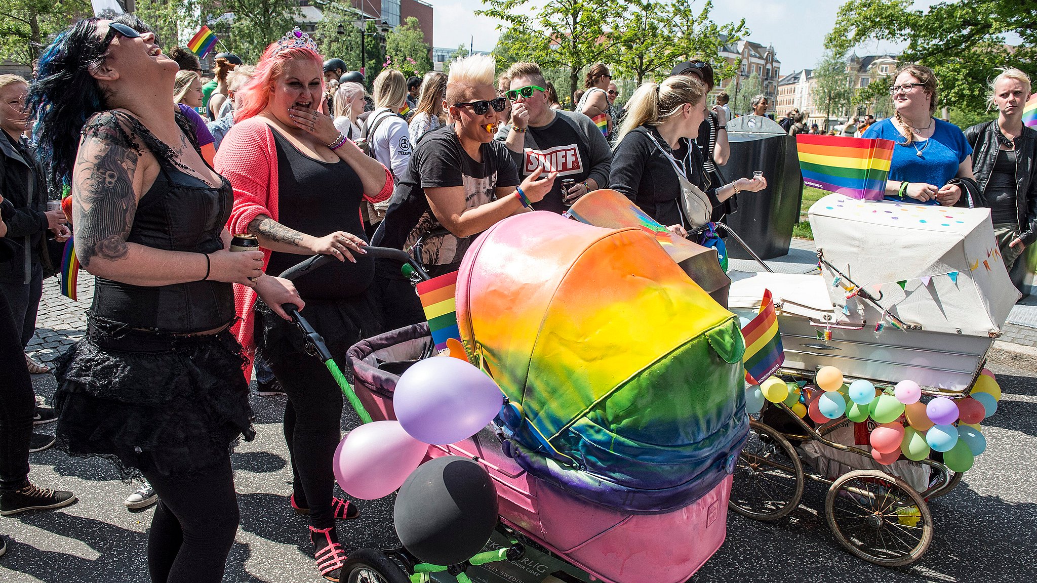 og Ny handleplan skal stoppe af LGBT+ personer | TV2 ØSTJYLLAND