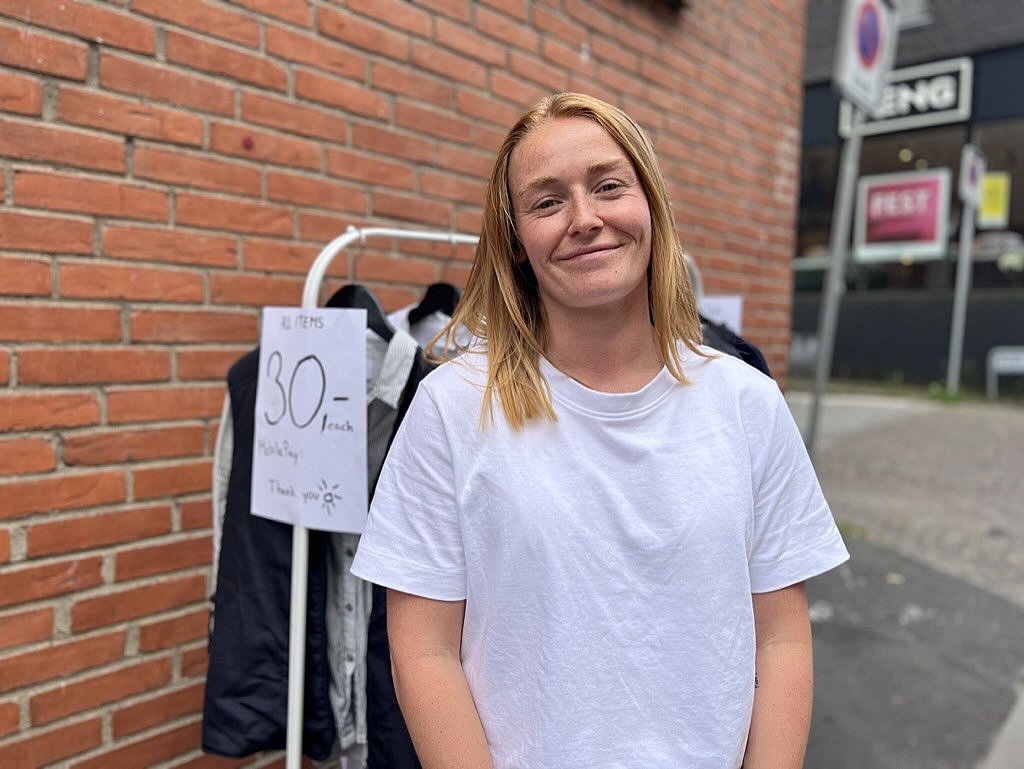 stoler på - sælger sit tøj fra stativ på gaden | Østjylland