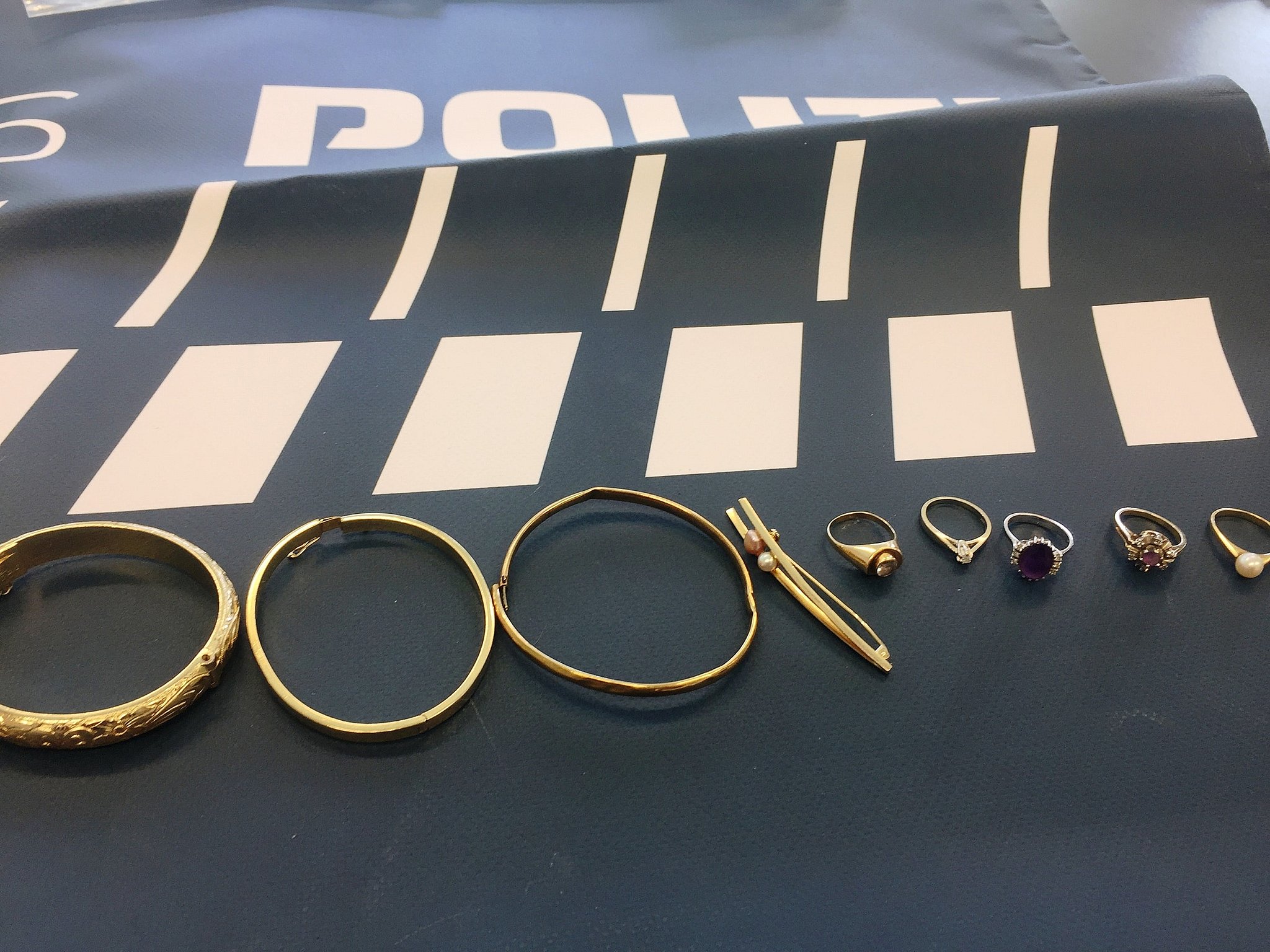 Politiet leder efter ejeren til tyvekoster: Mangler dine smykker? | TV2 ØSTJYLLAND
