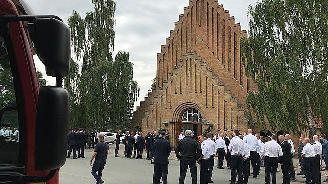 Tanke Krigsfanger Arbitrage Mange sagde et sidste farvel til brandmand: 50 måtte stå uden for kirken |  TV2 ØSTJYLLAND