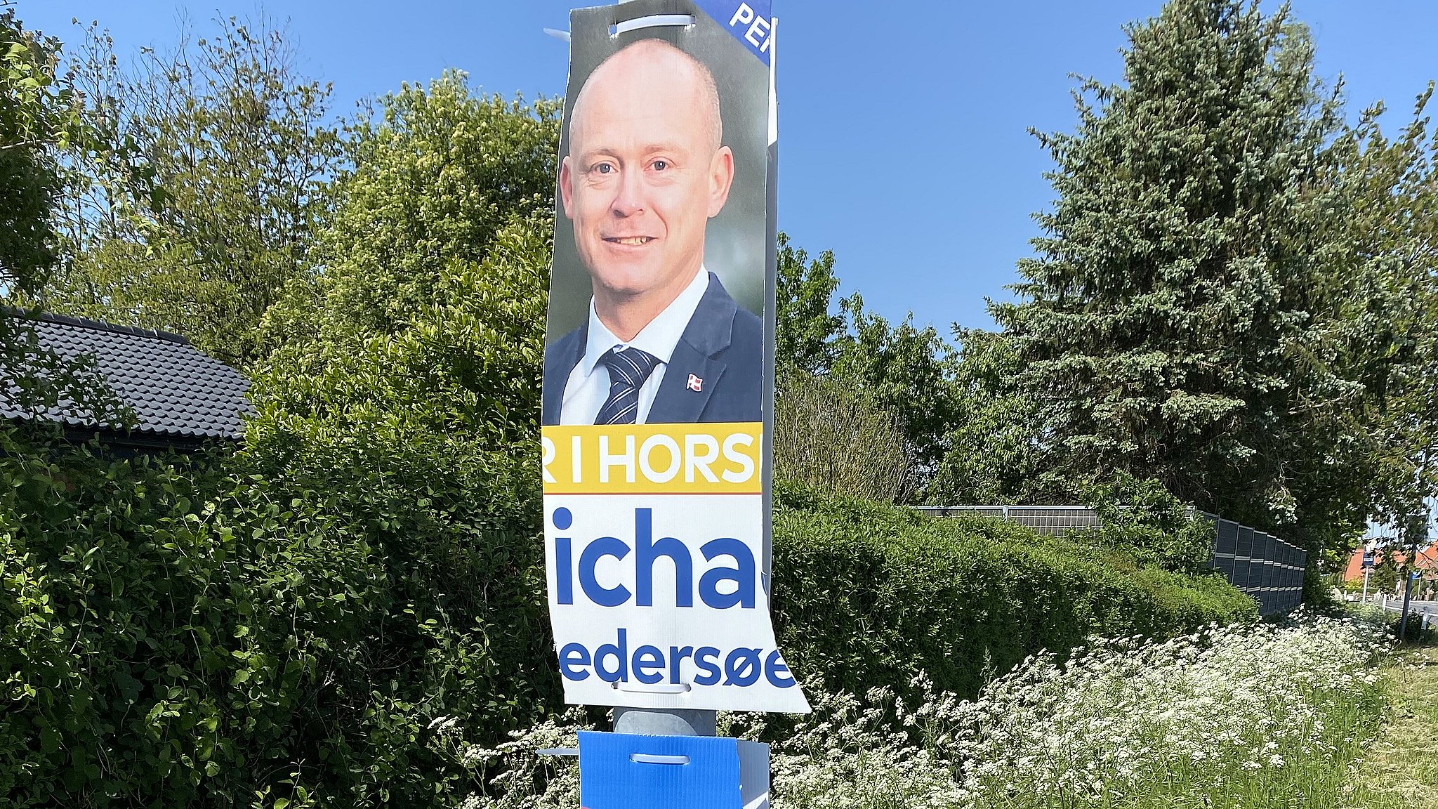 politiker-er-vildt-irriteret-plakater-delagt-p-stribe-tv2-stjylland