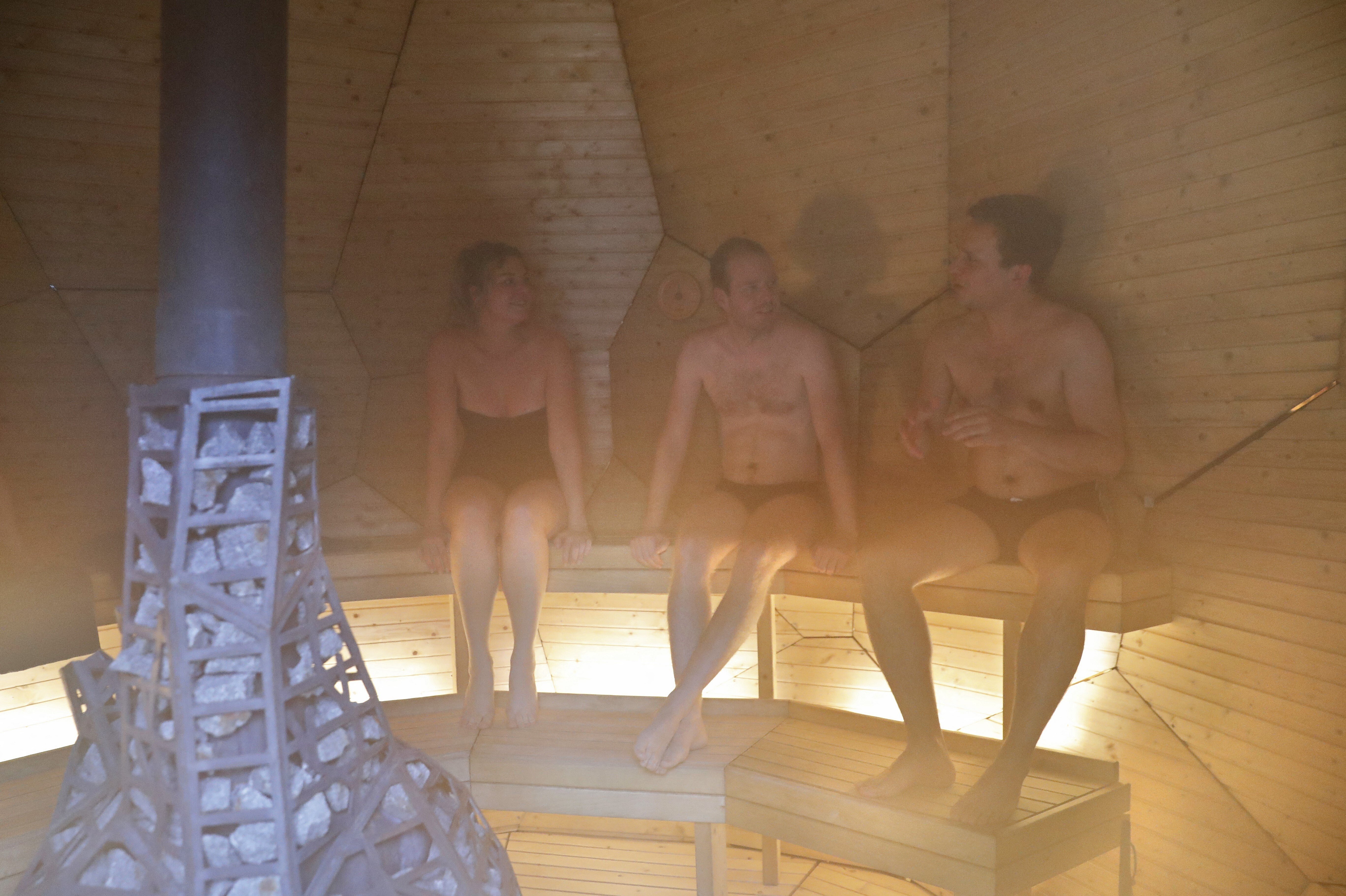 Tidligere Soveværelse sikkerhedsstillelse Nøgen-debatten raser: Her er der krav om badetøj i sauna | TV2 Østjylland