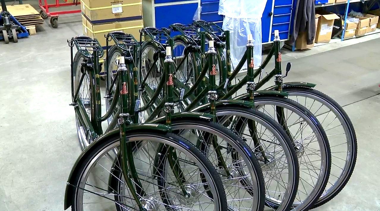 producerer og designer cykler: - Det er fedt at arbejde med farver | TV2 Østjylland