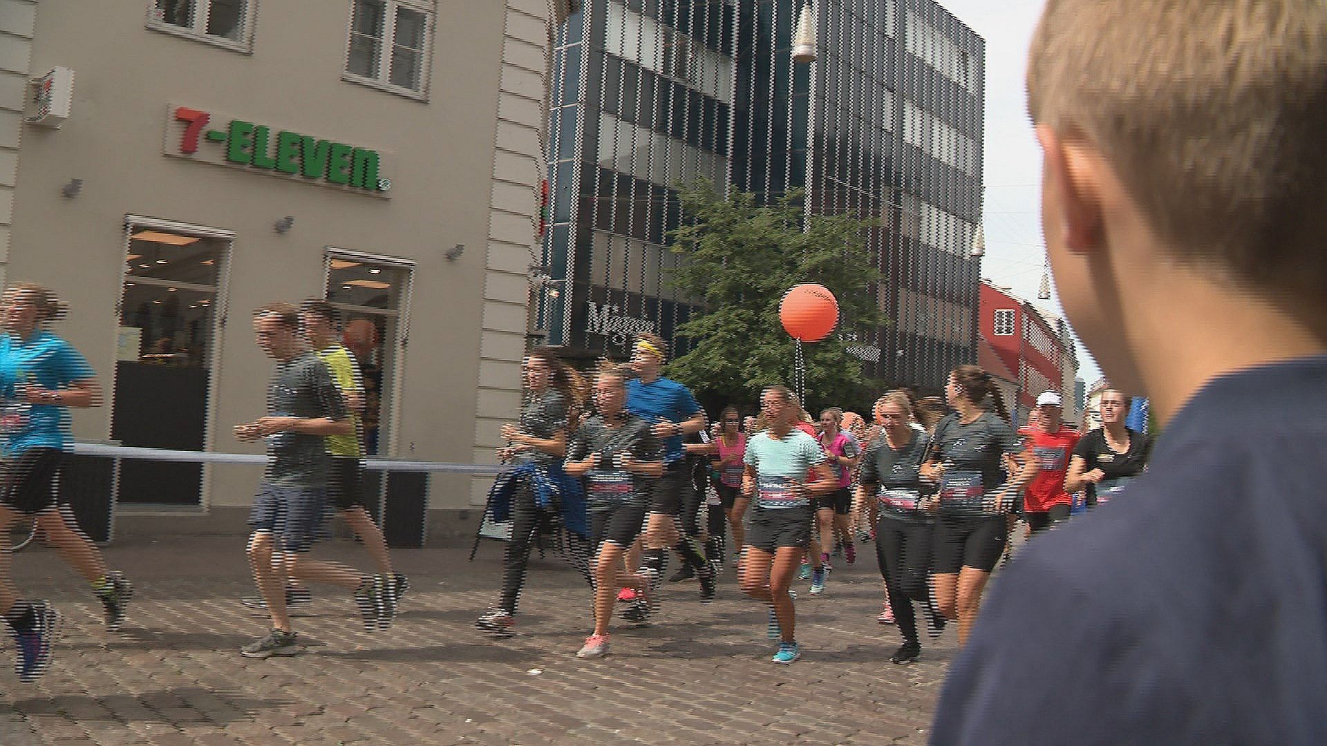 VIDEO: Flere Tusinde Løb Rundt I Aarhus' Gader | TV2 Østjylland