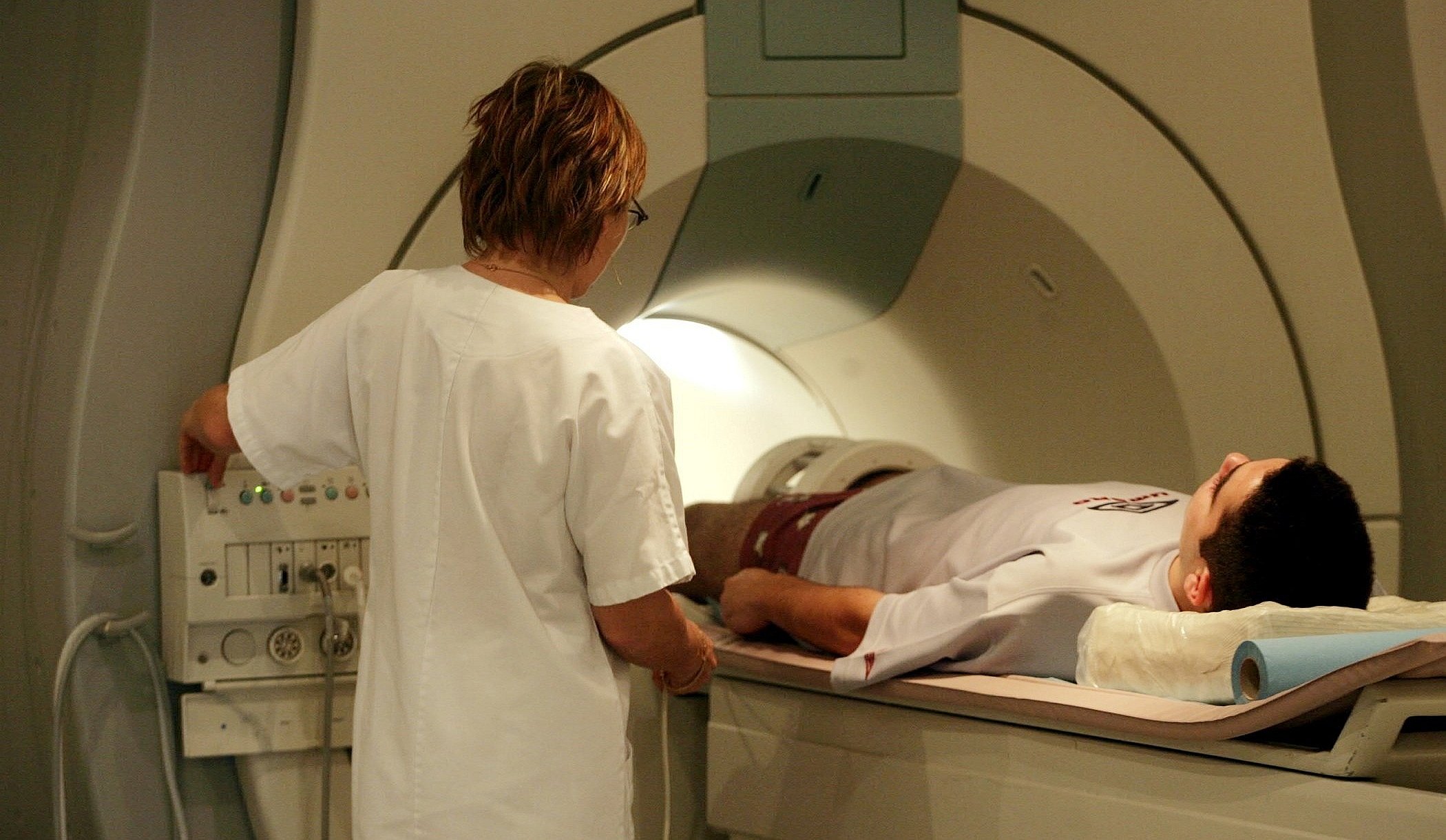 forskning: Mænd ser på afklædte kvinder i en MR-scanner | TV2