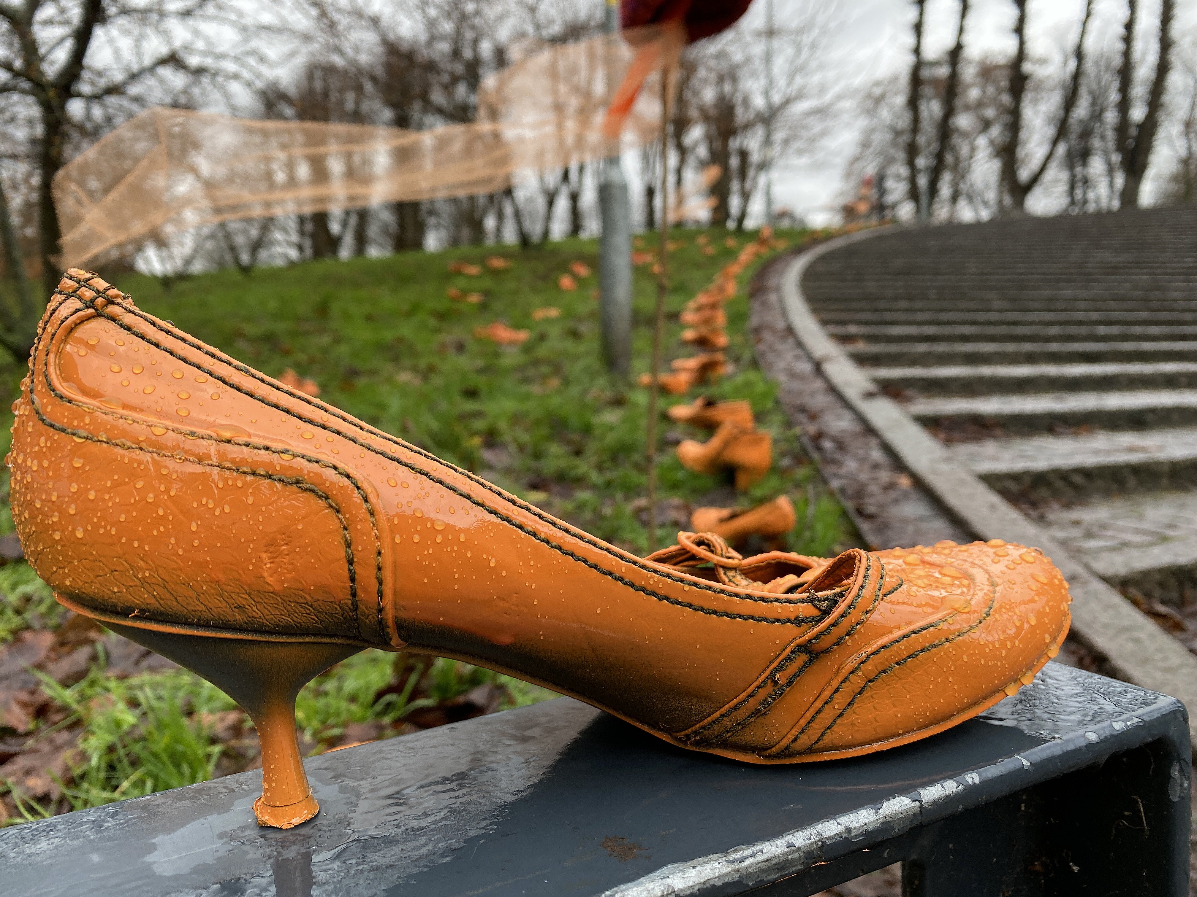 Derfor står der orange sko i | TV2 Østjylland