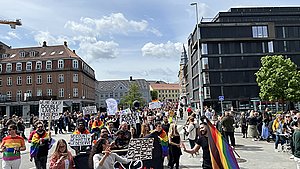 VIDEO: Smil, kærlighed og regnbueflag til Pride i Aarhus