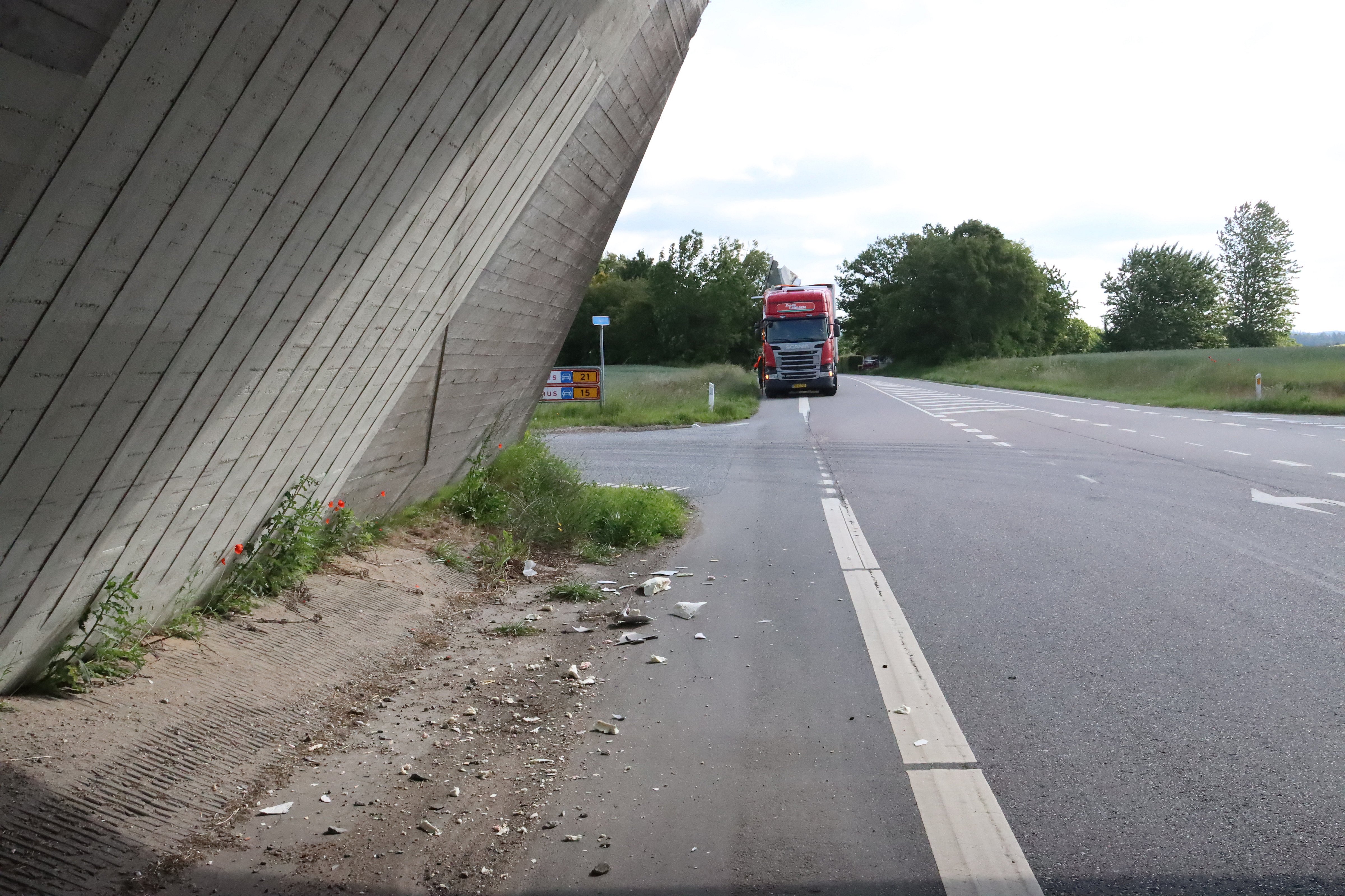Lastbil banker ind bro - skrællet op i | TV2 Østjylland