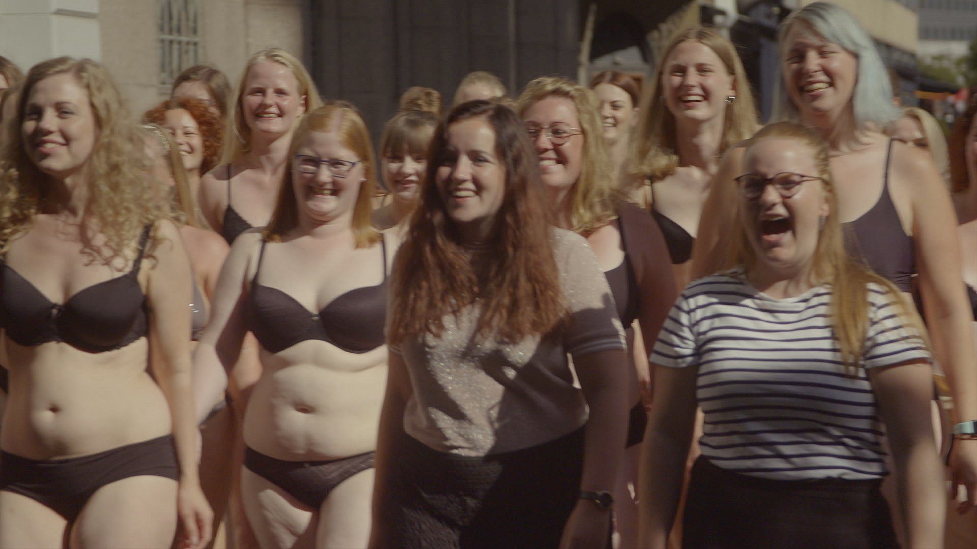 Kvinder i undertøj på Strøget i Aarhus: Læs de mange reaktioner | Østjylland