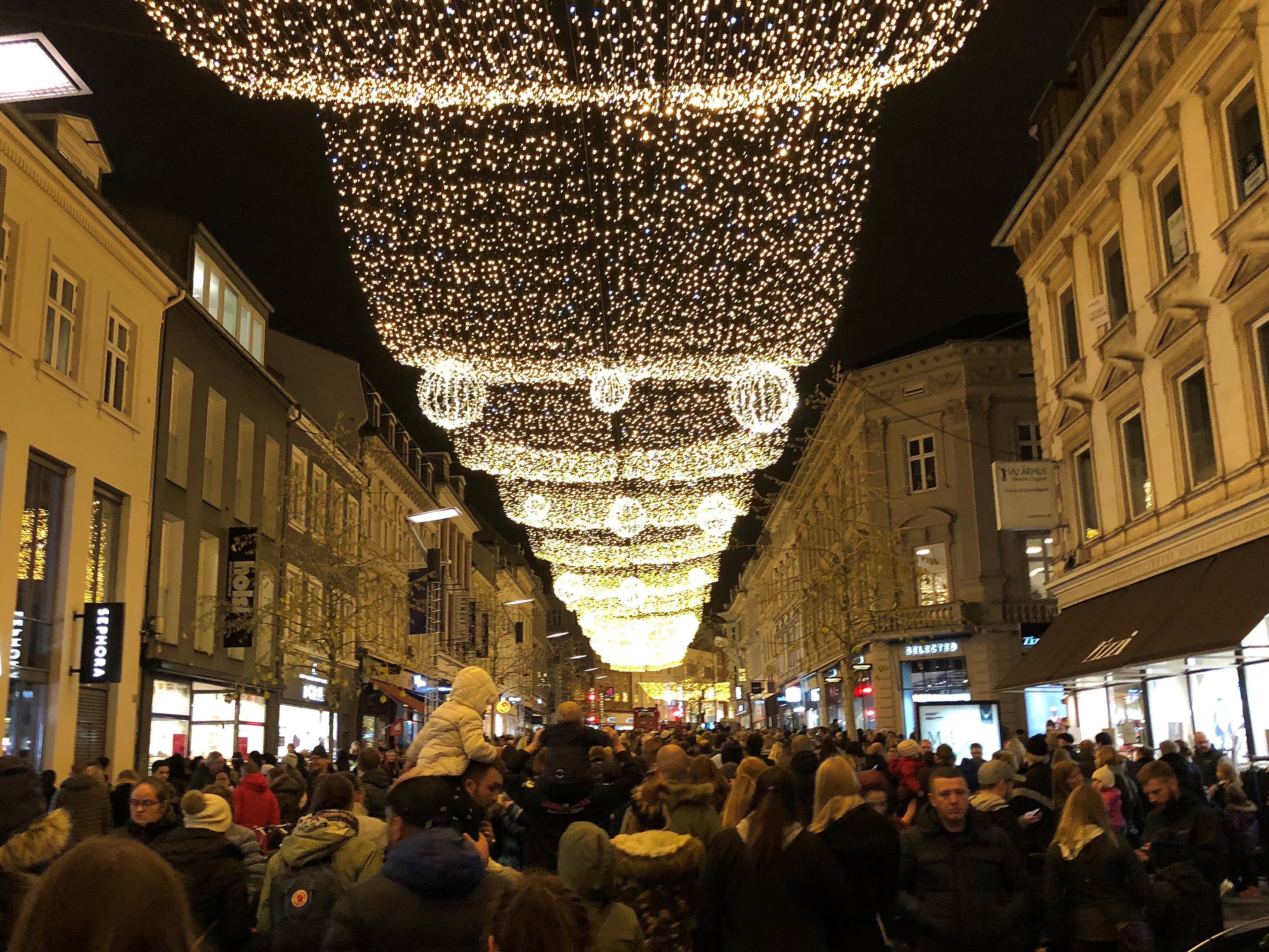 VIDEO: Se julemanden tænde 700.000 LED-lys i | TV2