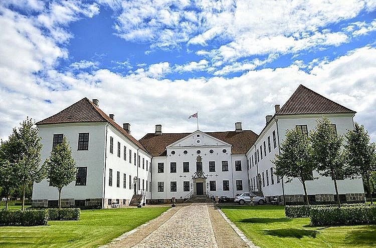 Jeres Smukke herregårde slotte i Østjylland | TV2